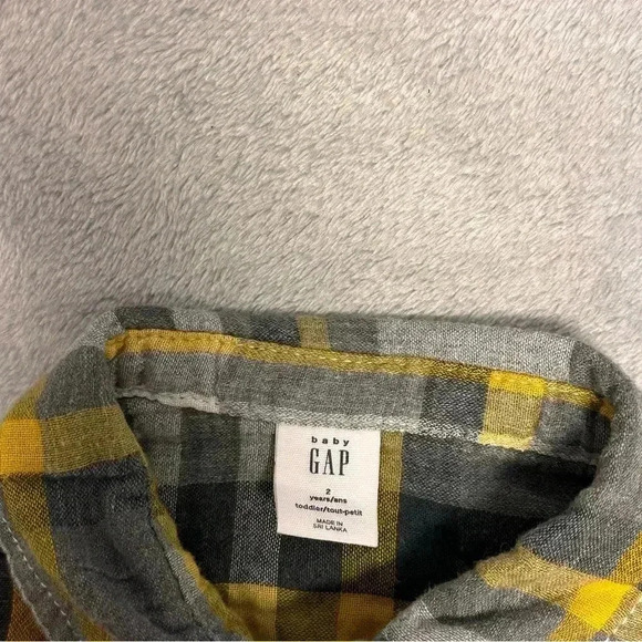 GAP - Soft Cotton long sleeve plaid button down  shirt. Size 2 - Picture 2 of 3